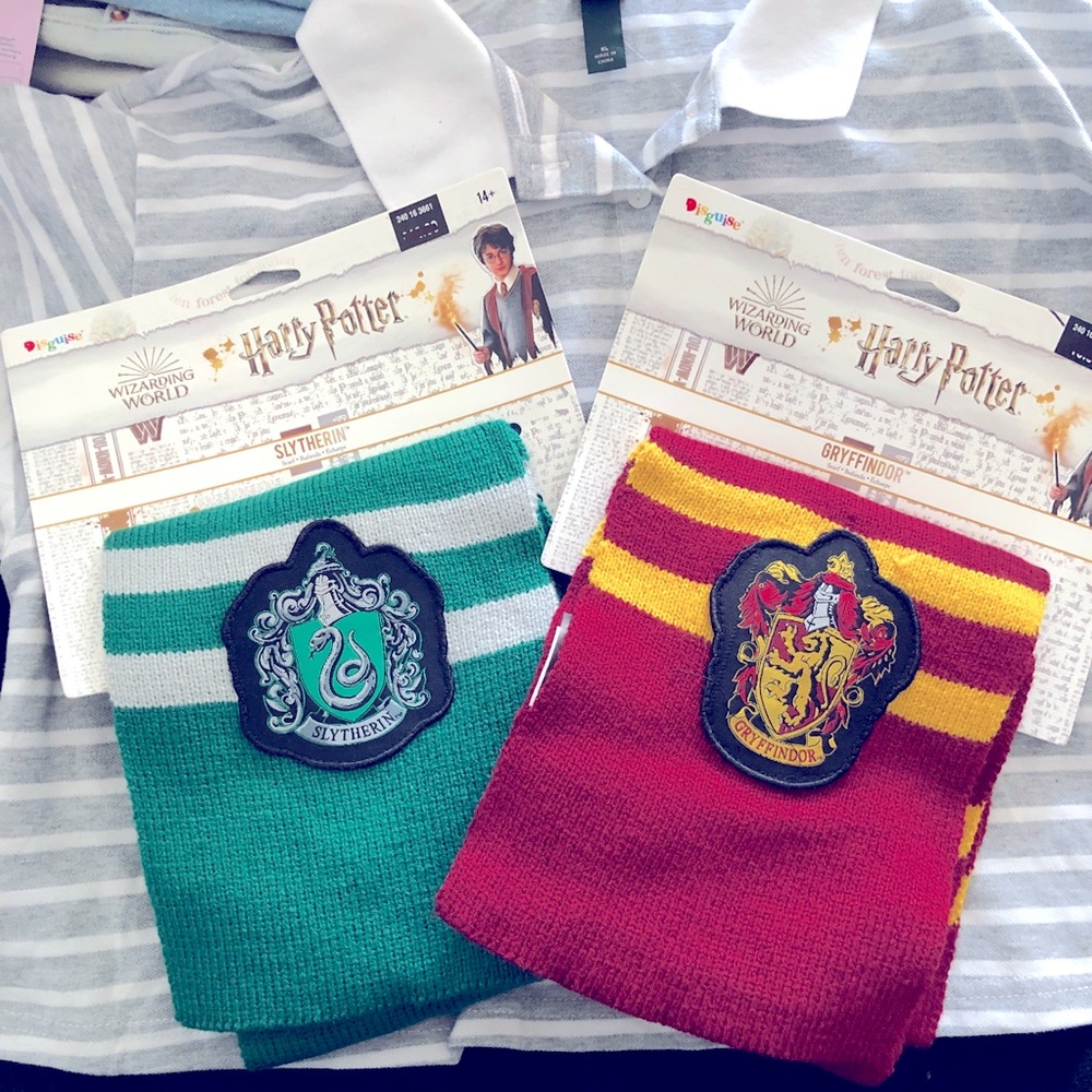 NWT Harry Potter scarfs. Gryffindor scarf. Slytherin scarf. Halloween costume
